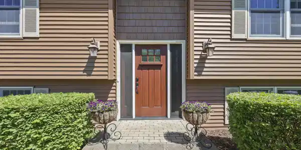 Image 4: 25 Front Entry
