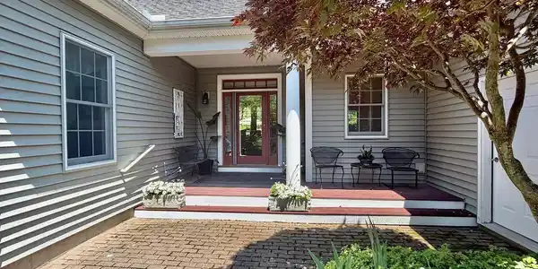 Image 4: Courtyard Entry