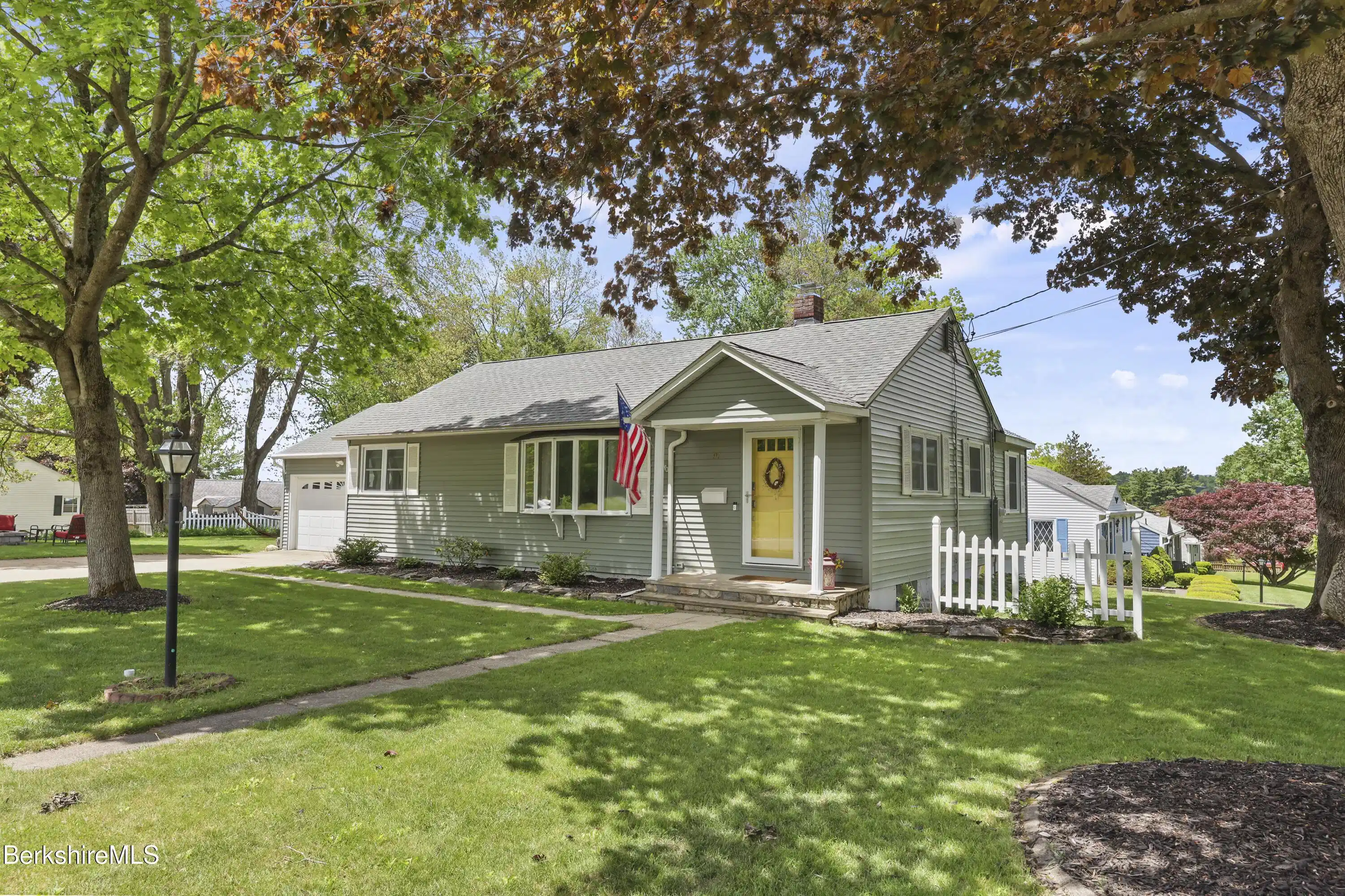 Image 1: 10 Exterior Front