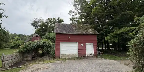 Image 2: garage