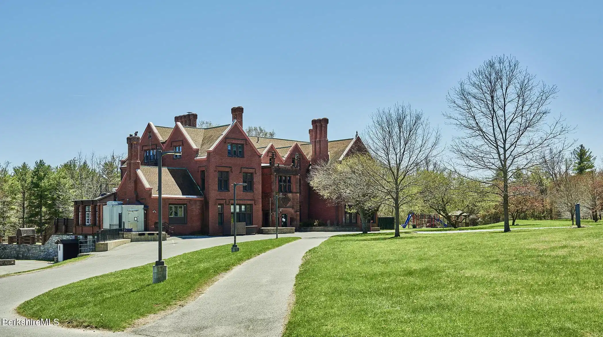 Image 1: Overlee House - Entrance