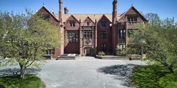 Image 3: Overlee House - Front View