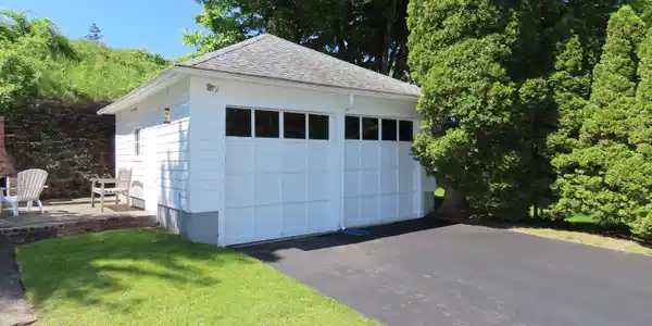 Image 4: 2 Car Garage