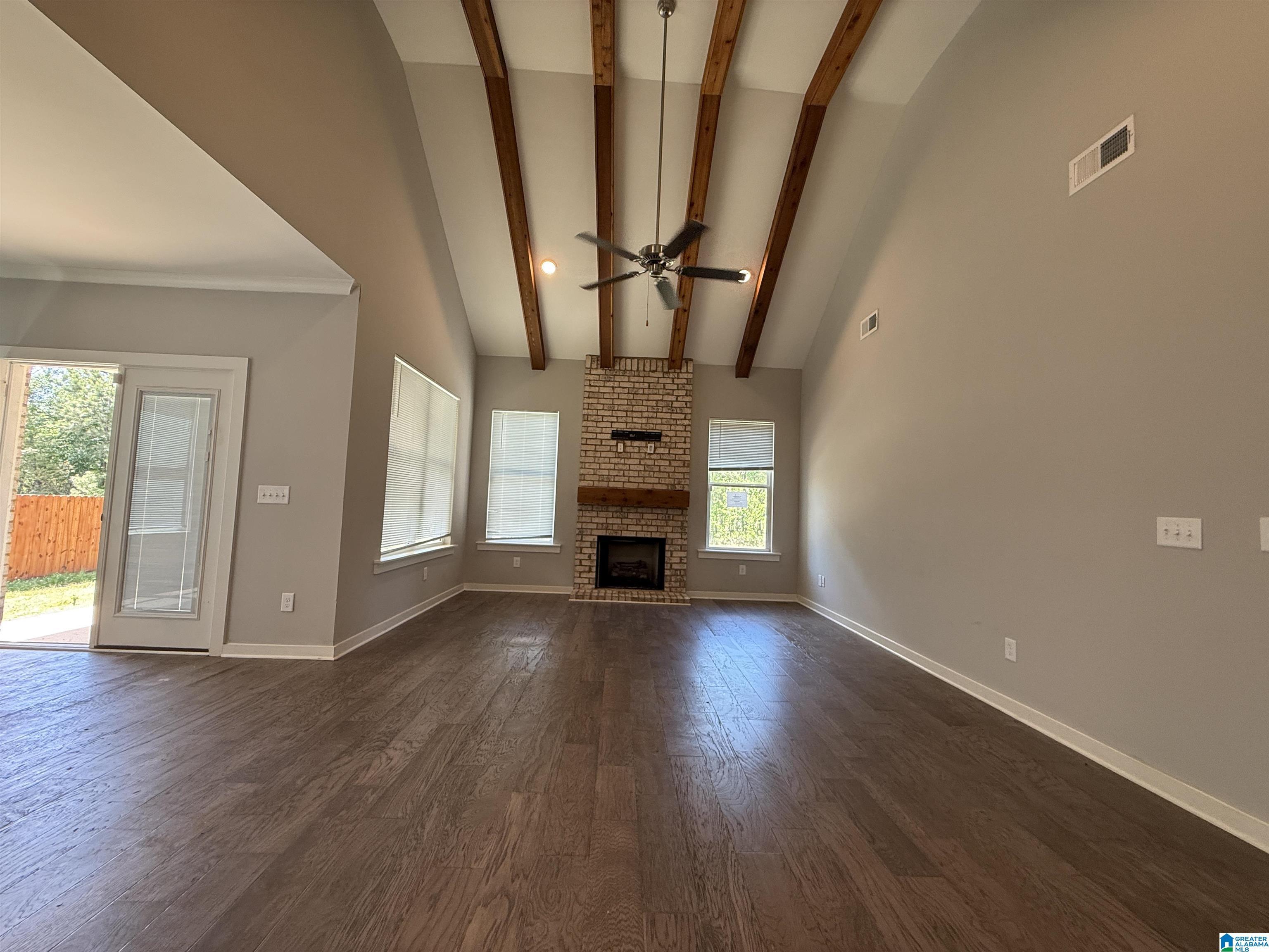 Image 3: LIVING ROOM