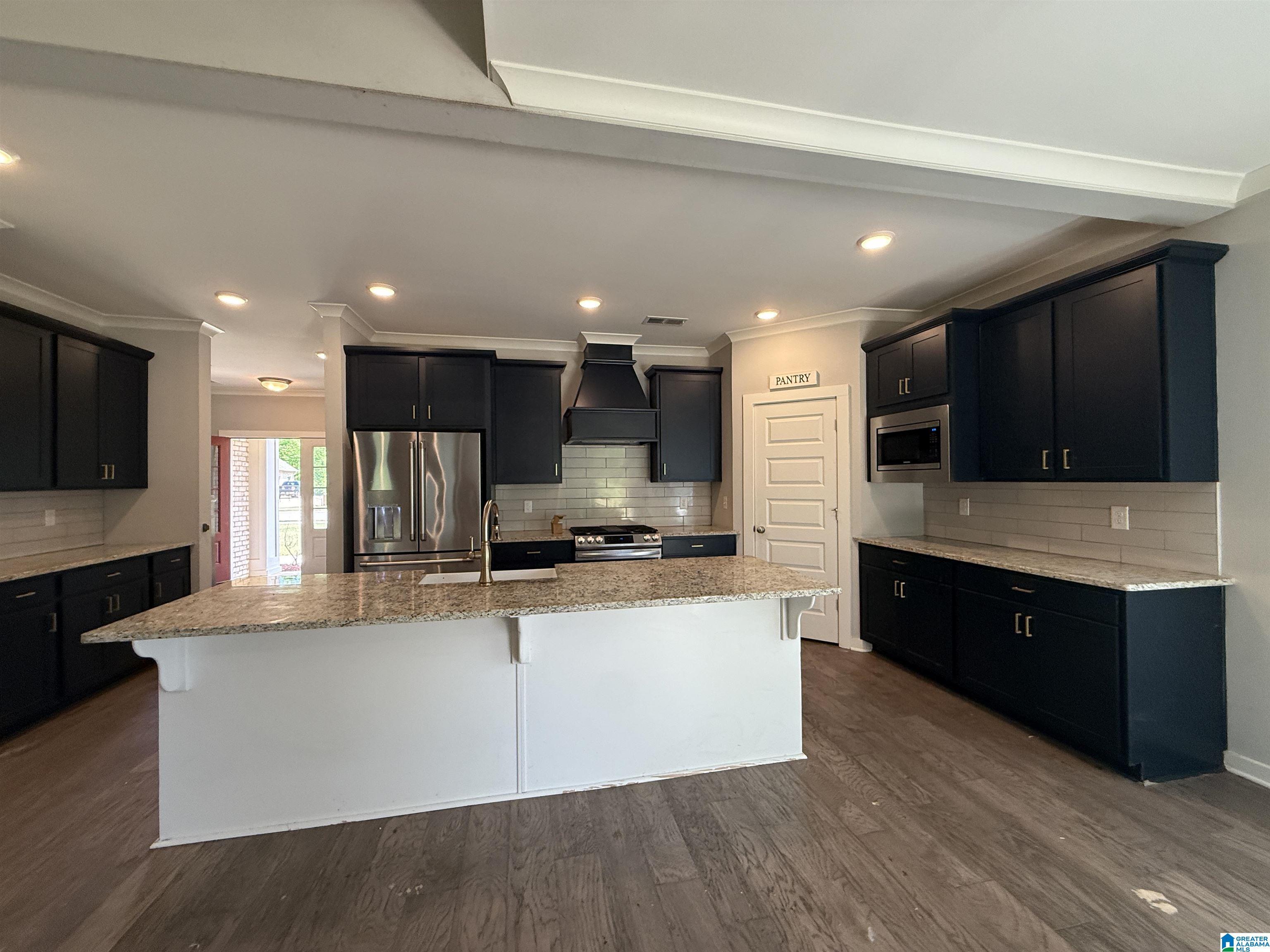 Image 4: KITCHEN