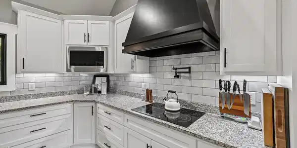 Image 4: Kitchen