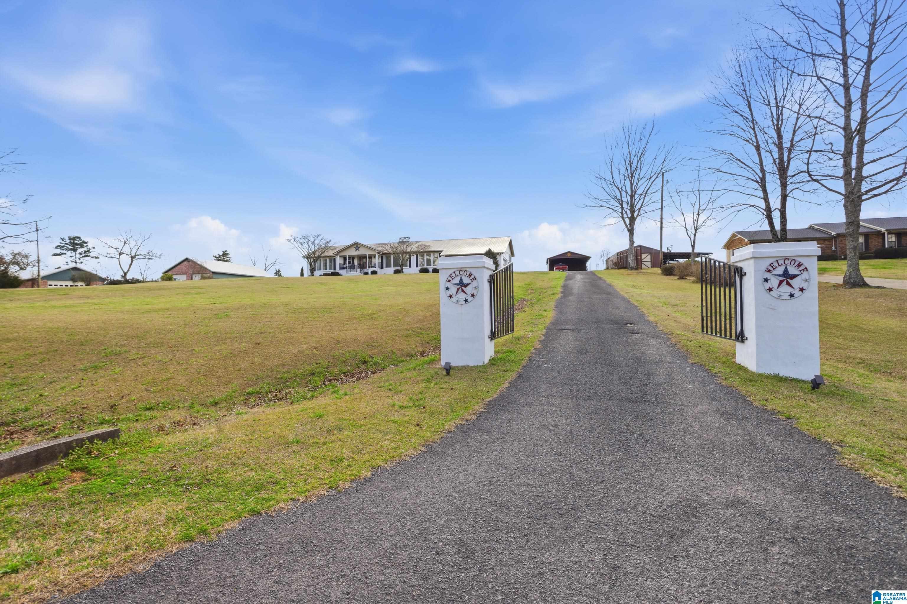 Image 3: Wonderful entry way paved driveway
