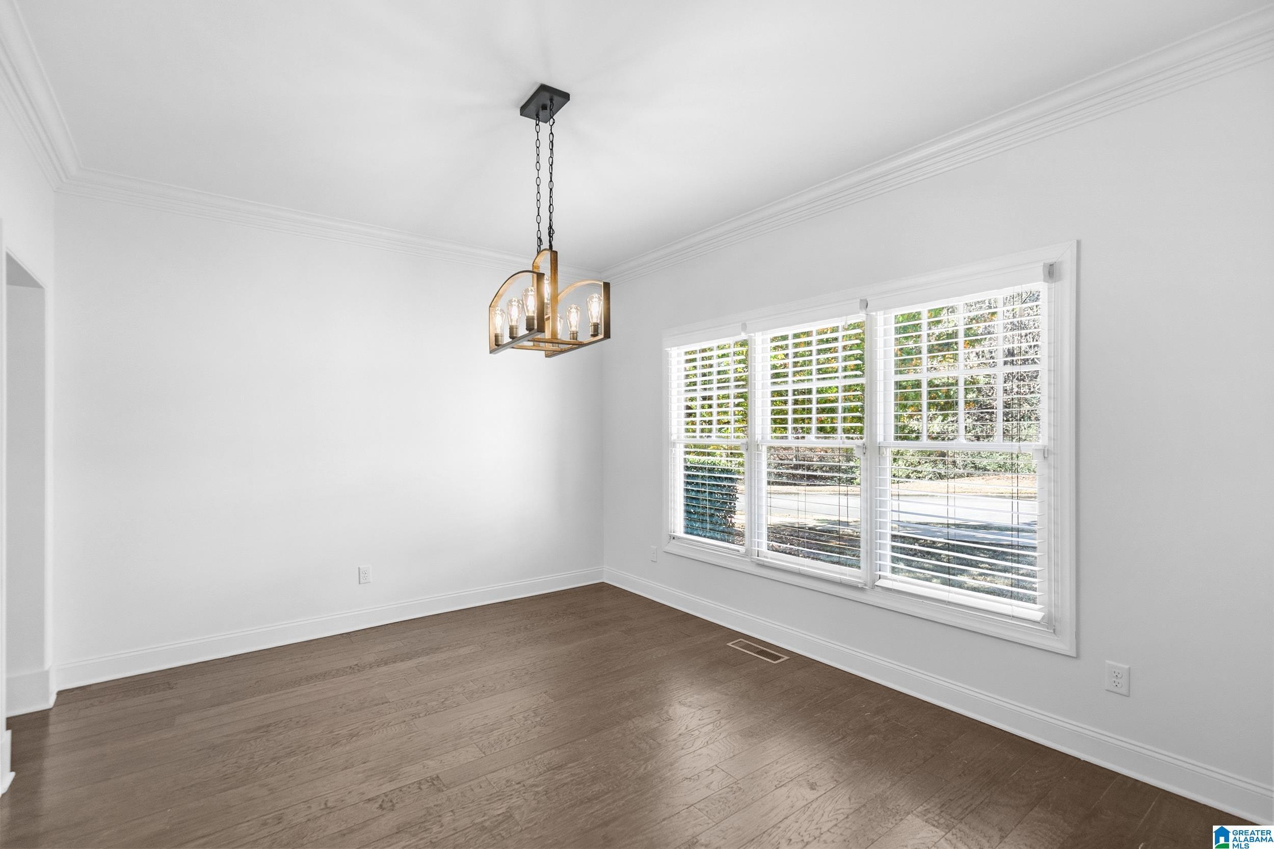 Image 4: Beautiful hardwood flooring Dining room