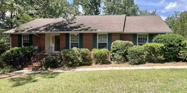8 ROBINWOOD LANE