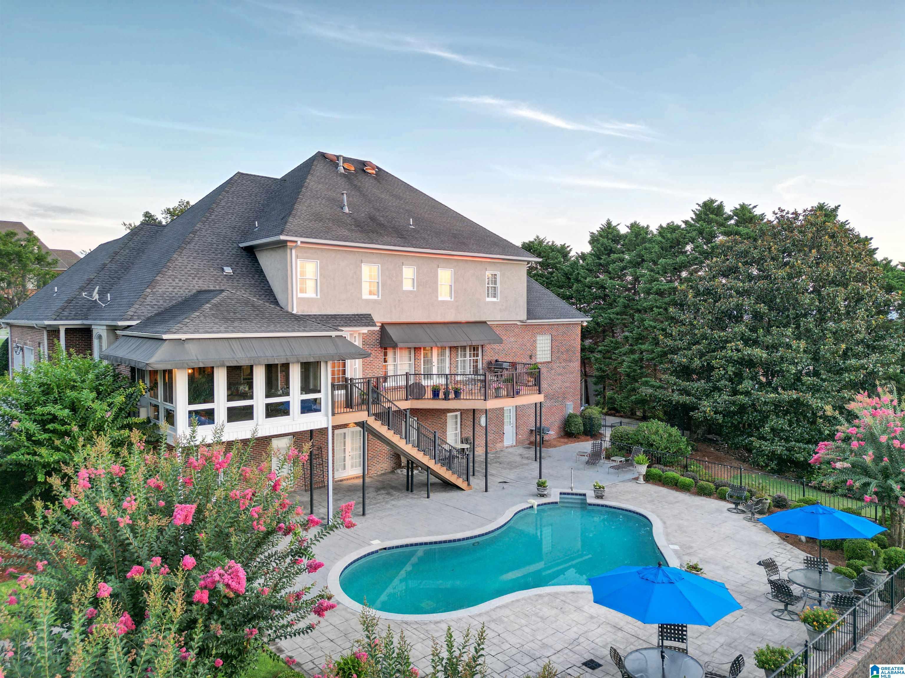 Image 3: AMAZING GUNITE POOL