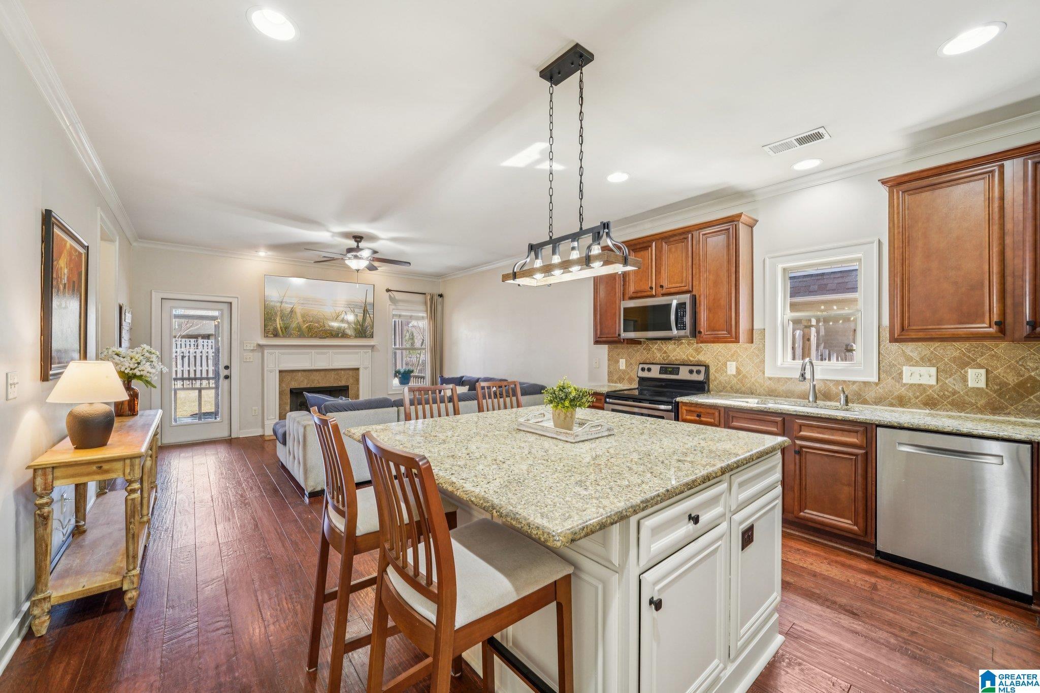 Image 4: OPEN CONCEPT KITCHEN