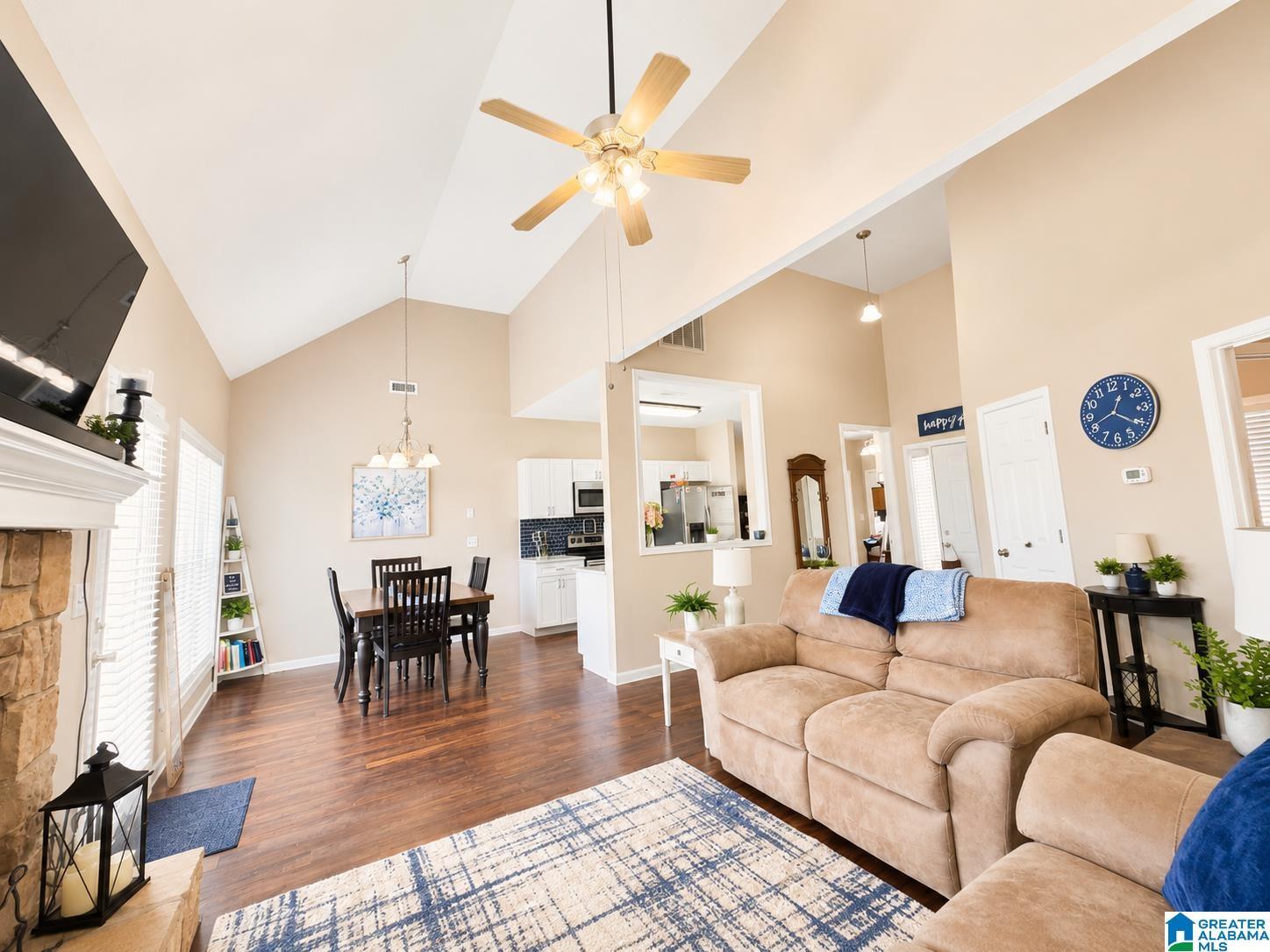 Image 4: Living Room