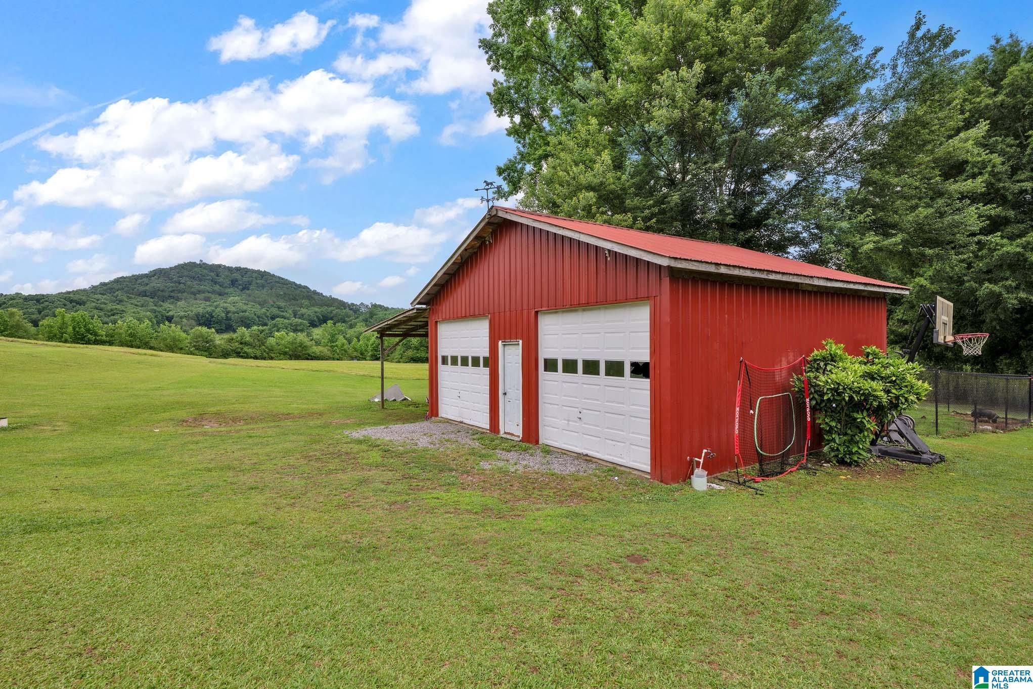 Image 4: Garage