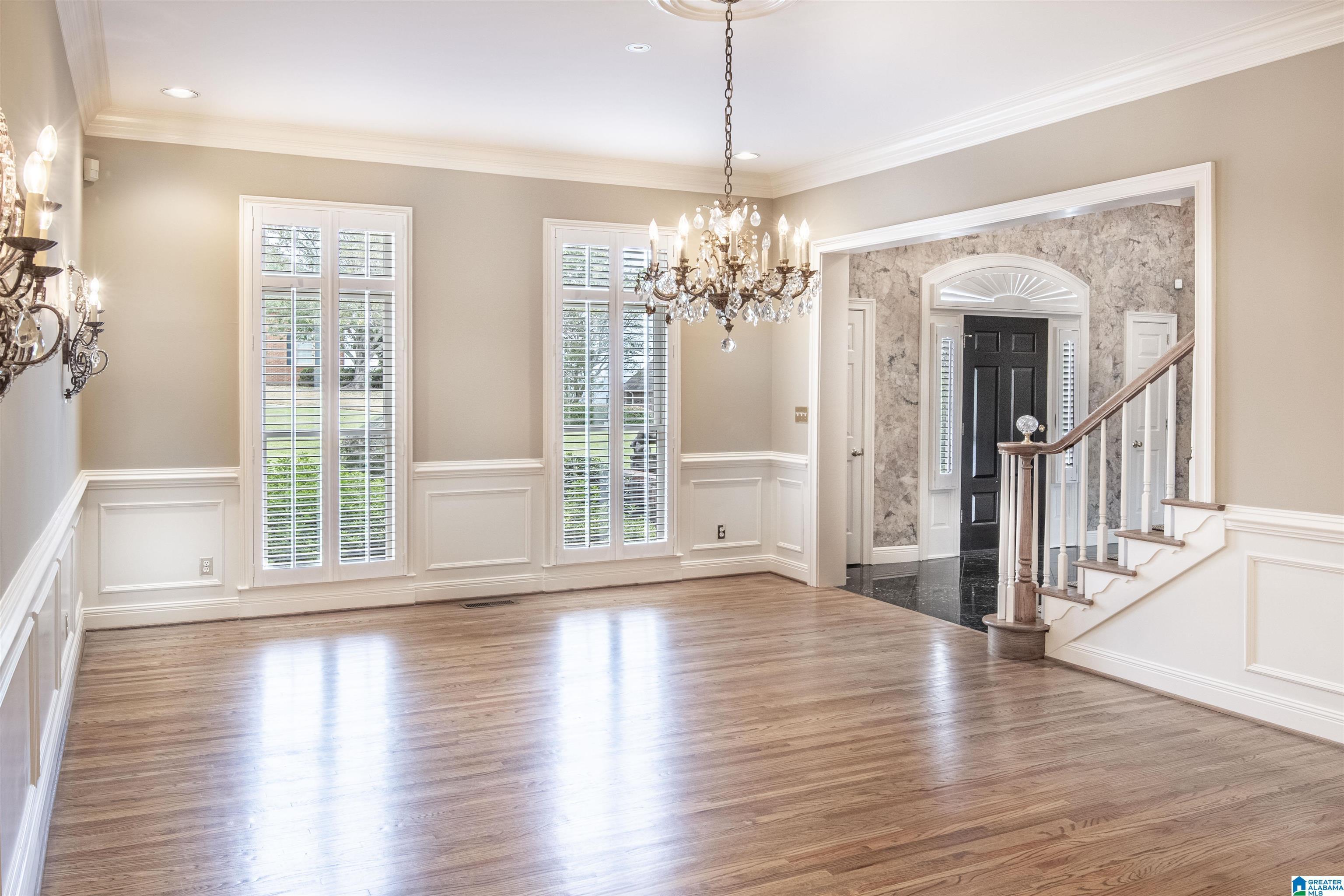 Image 4: VERY LARGE DINING ROOM