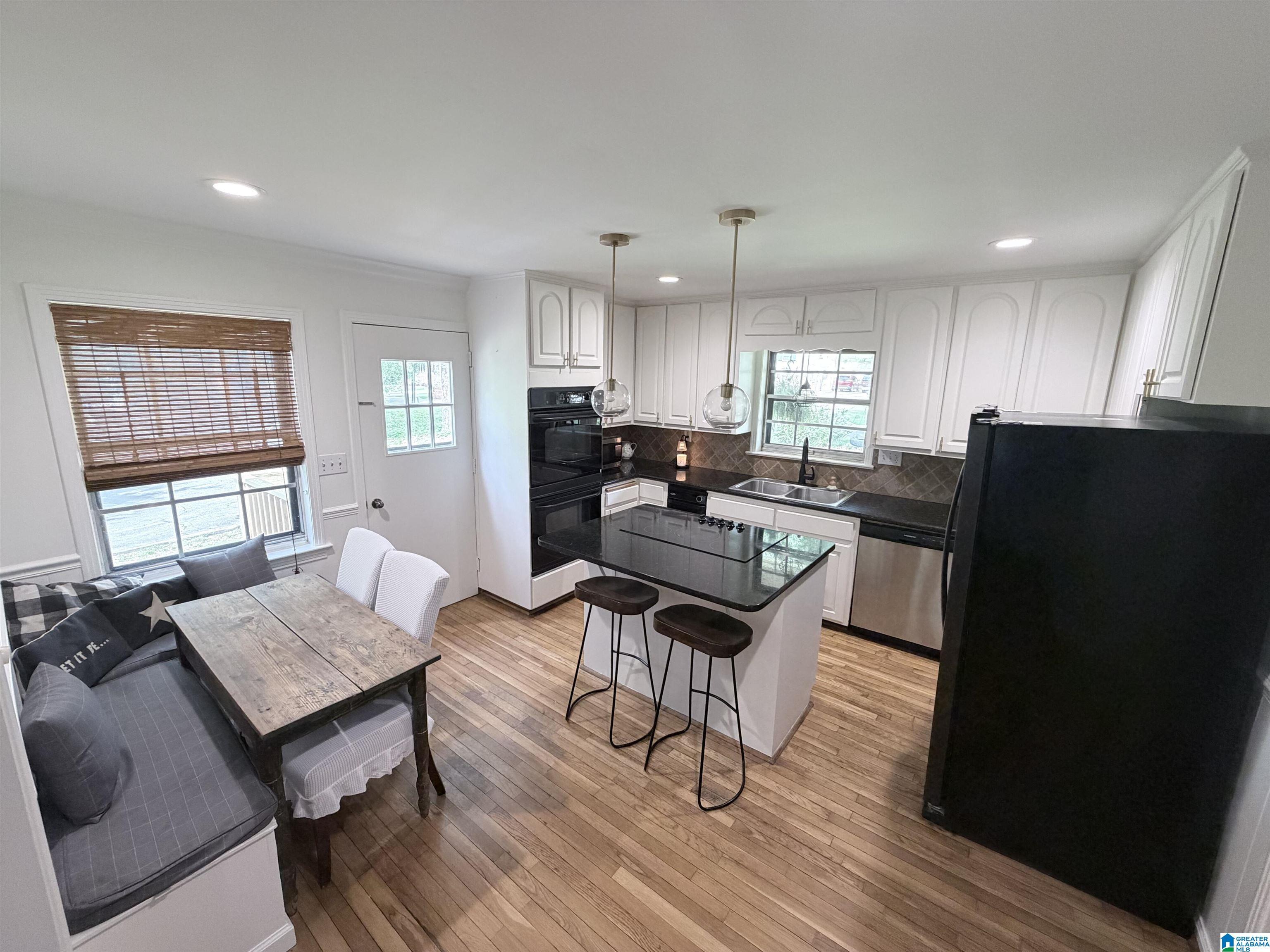 Image 4: Kitchen