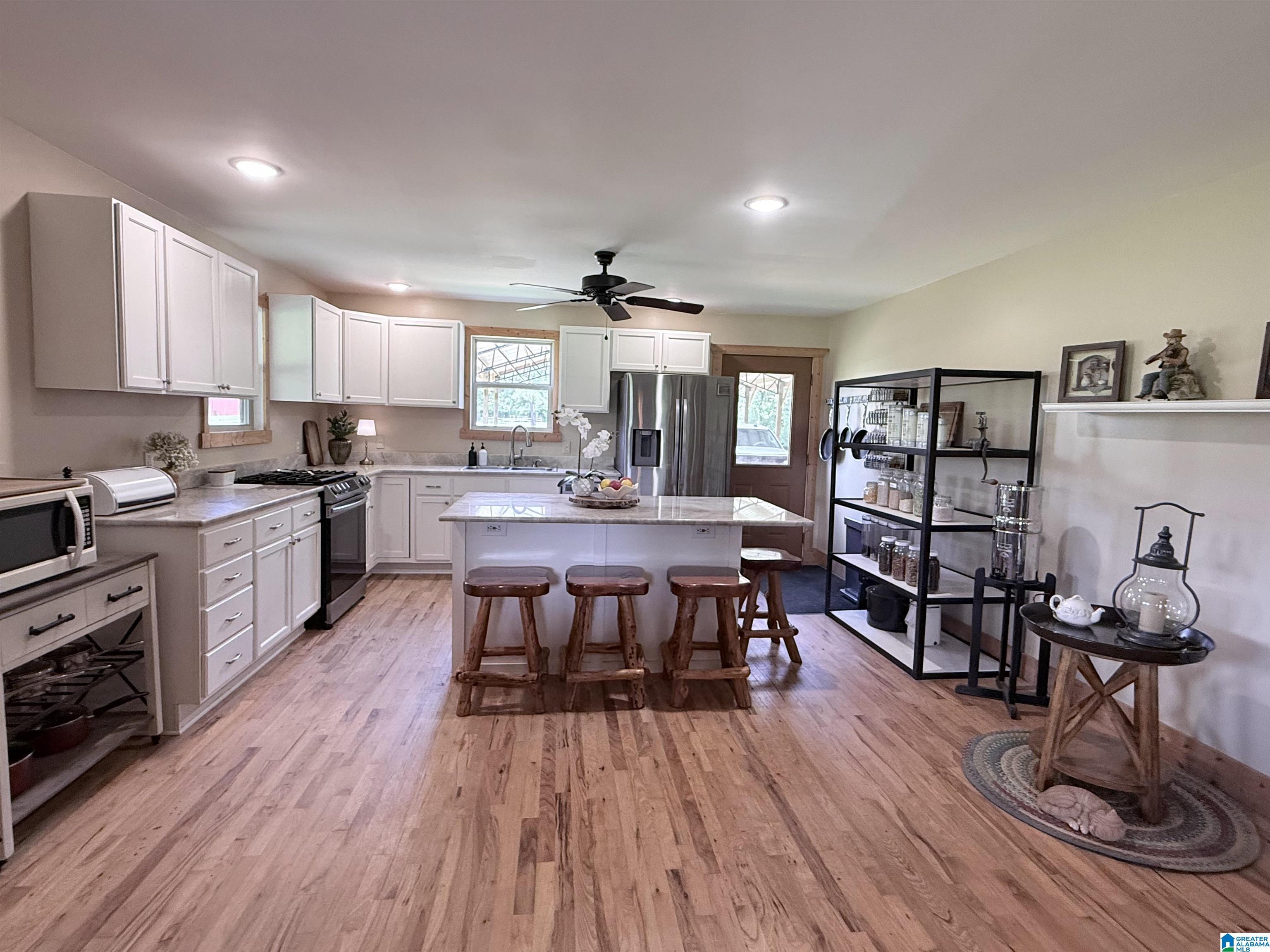 Image 3: Kitchen