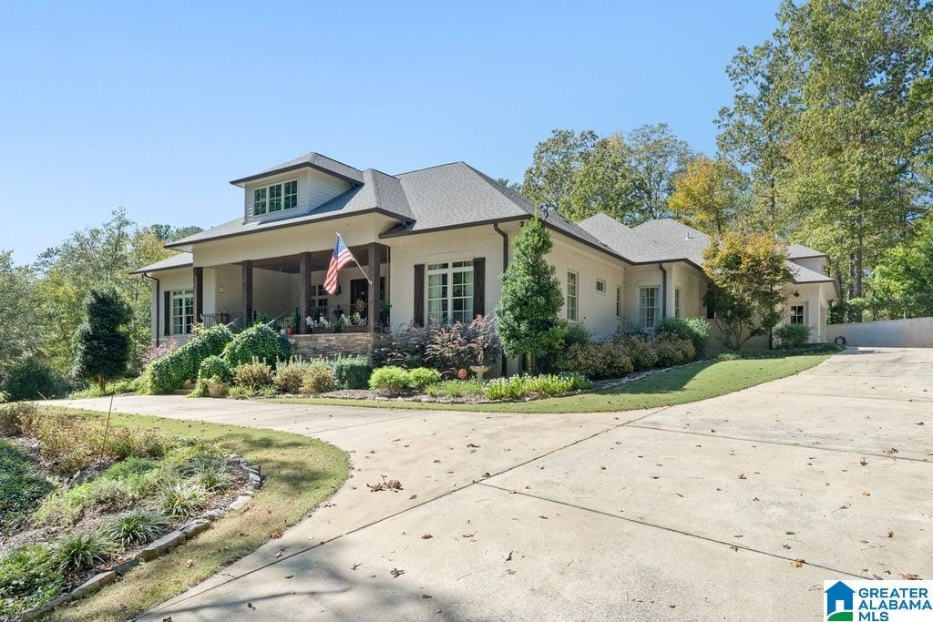 Image 2: Awesome full brick home.