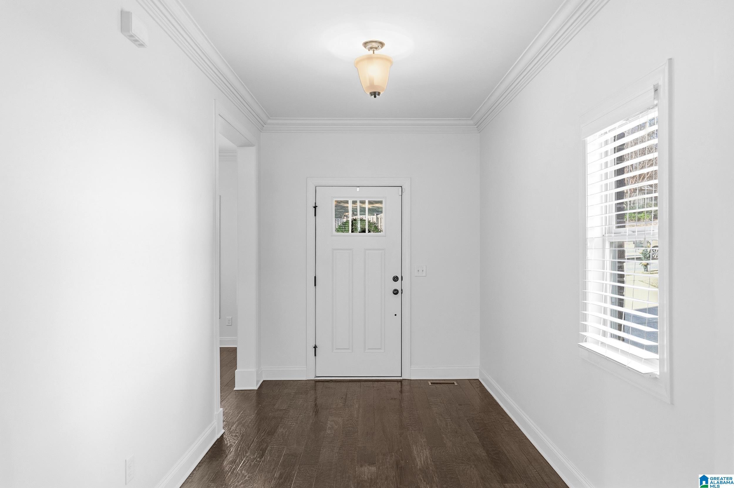Image 3: Entry foyer