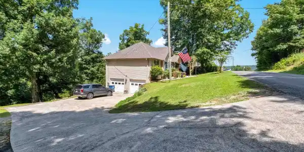 Image 4: Driveway and Garage