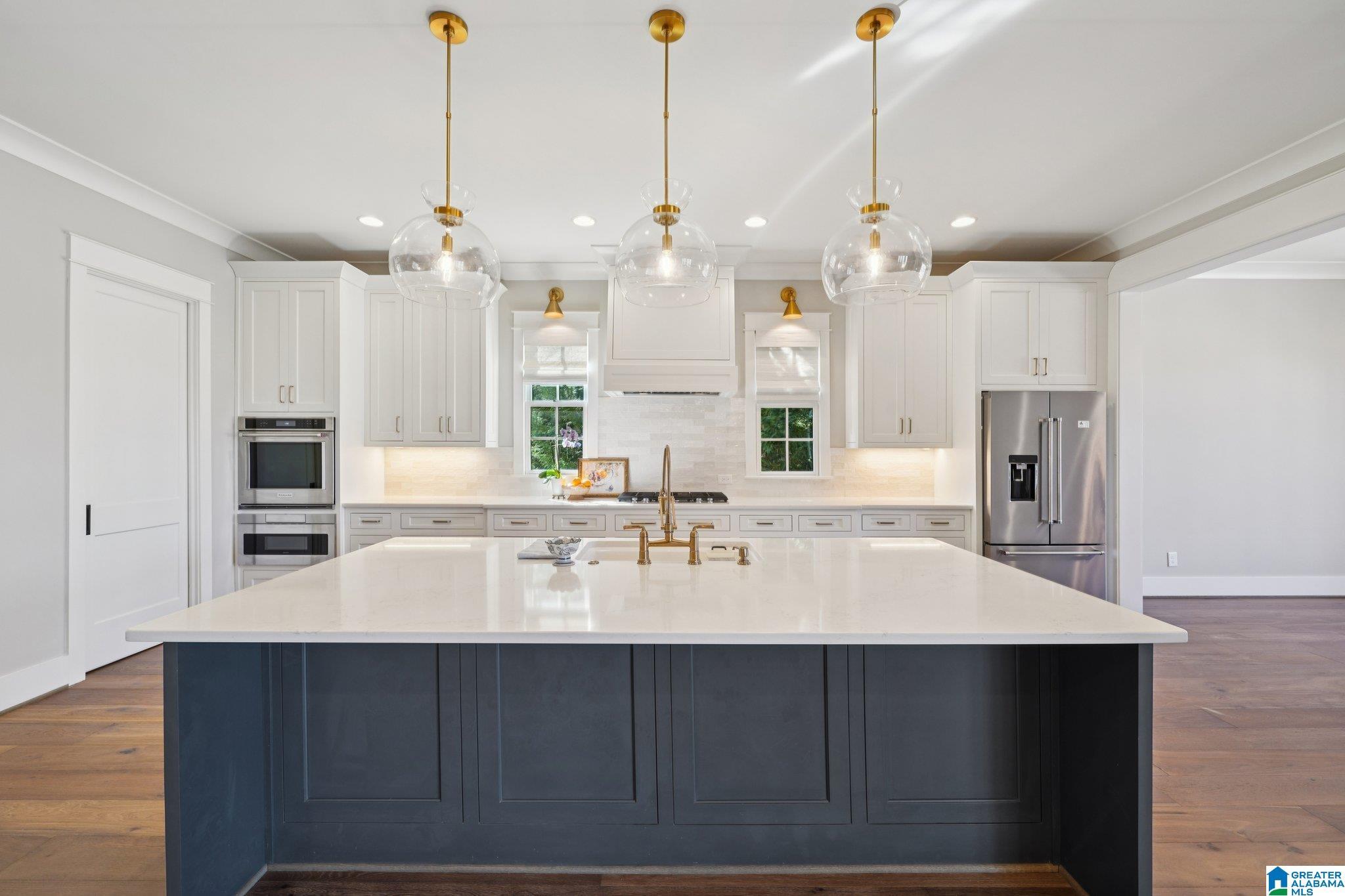 Image 4: LUXURIOUS FIXTURES, FINISHES & MATERIALS