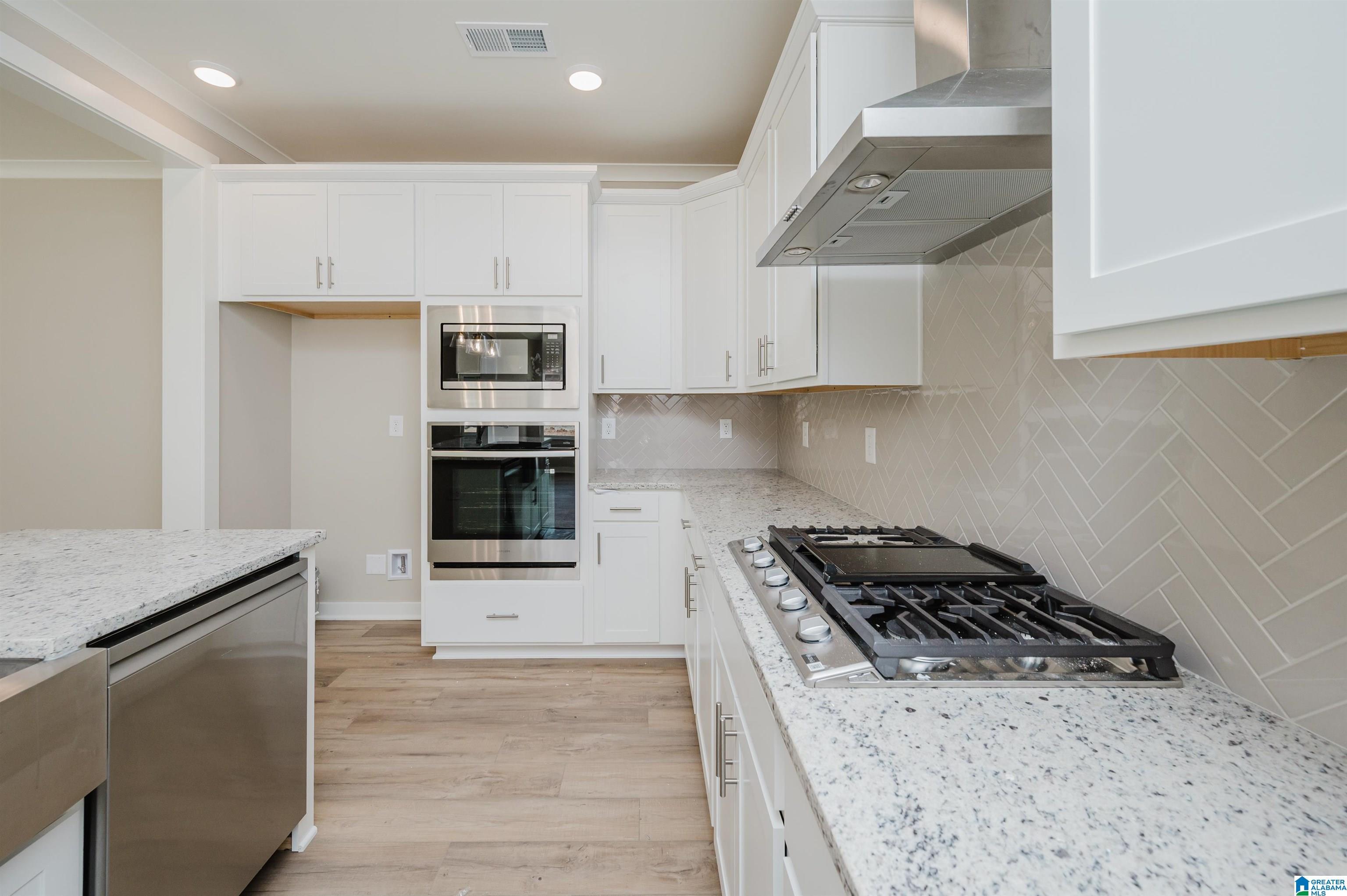 Image 4: Kitchen