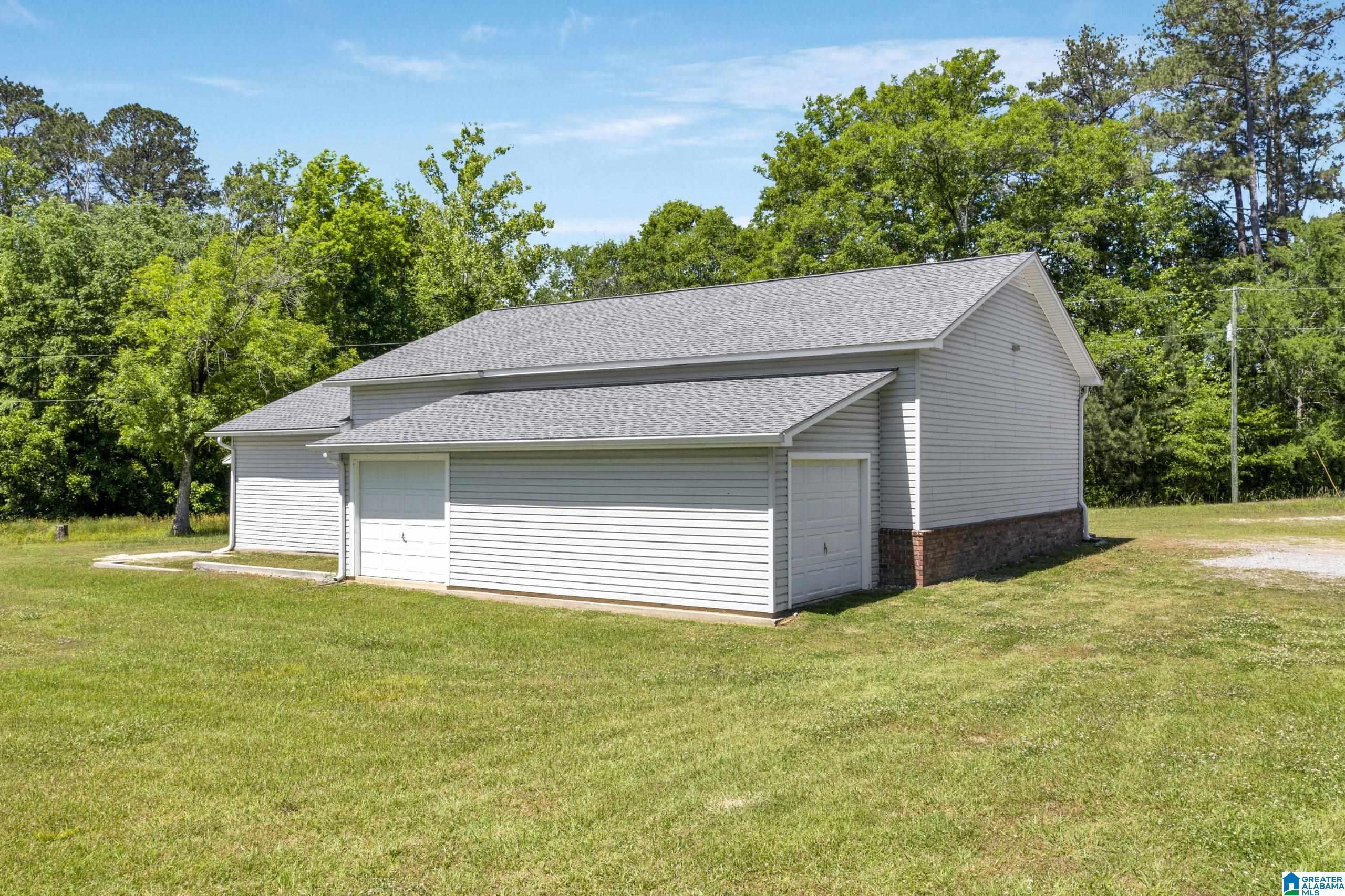 Image 3: Garage