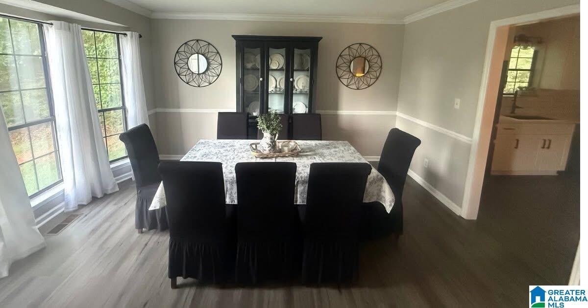 Image 4: Dining Area