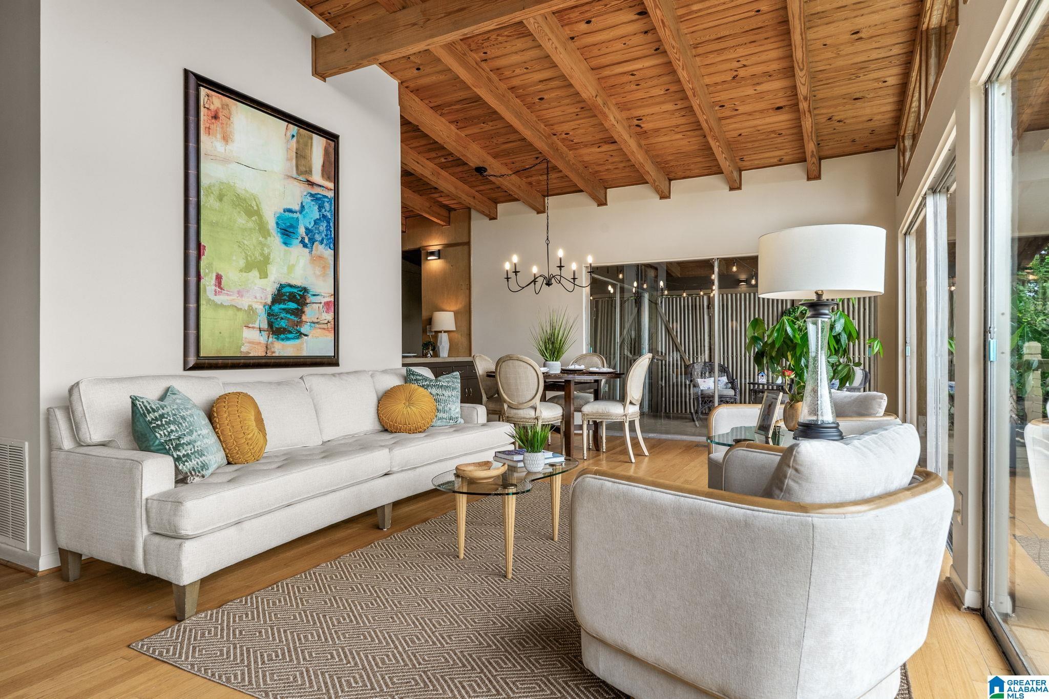 Image 4: Living Room