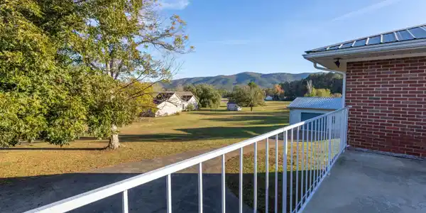 301 MONTVIEW DRIVE E