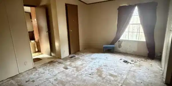 Image 3: Bedroom