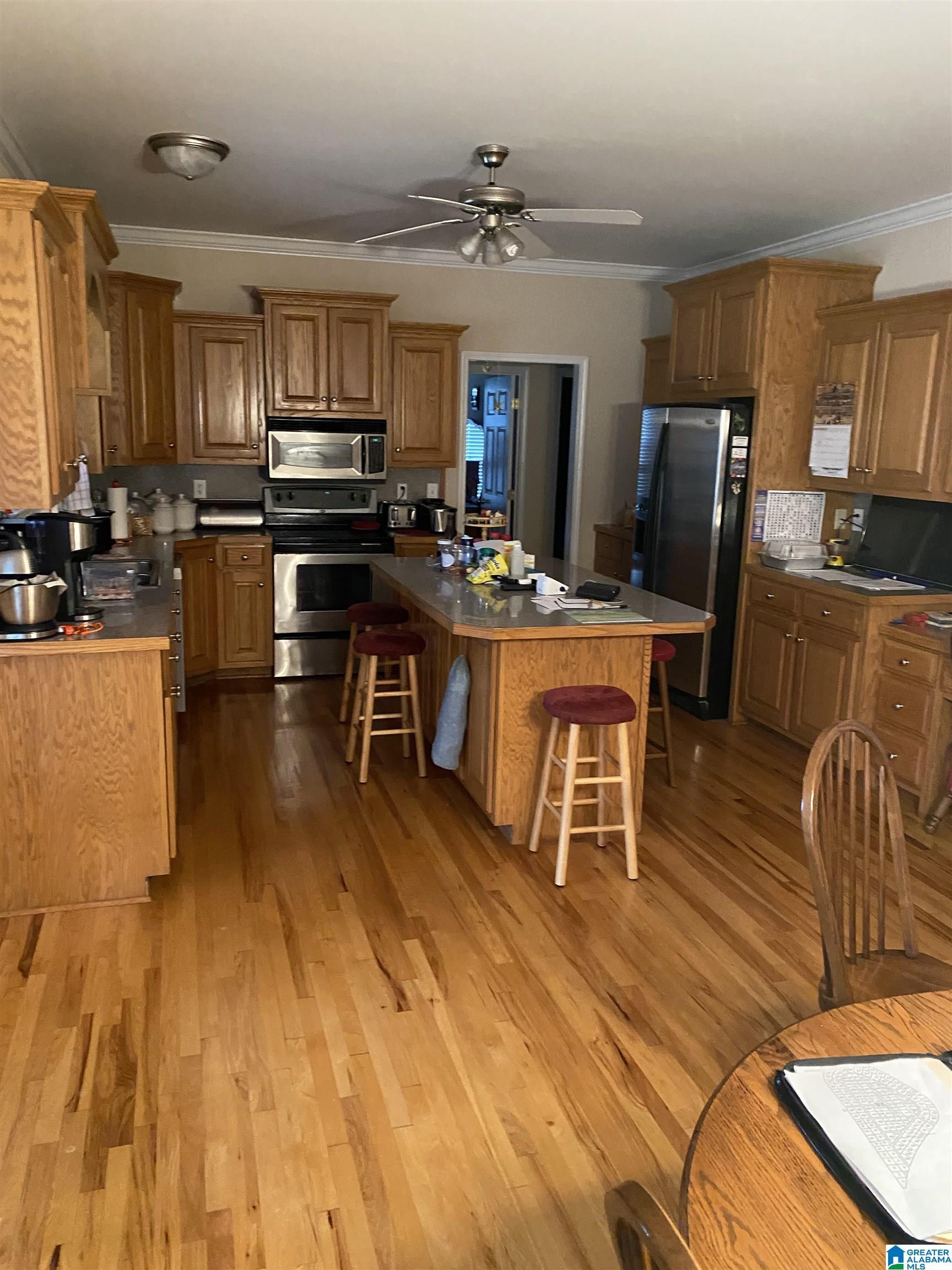 Image 3: Great kitchen with really nice cabinets