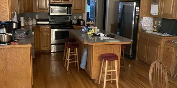 Image 3: Great kitchen with really nice cabinets
