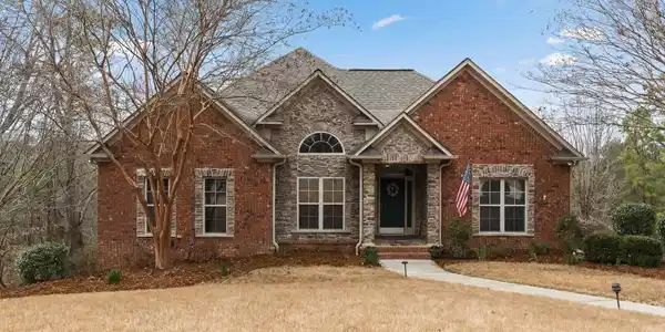 1104 HIGHLAND WAY