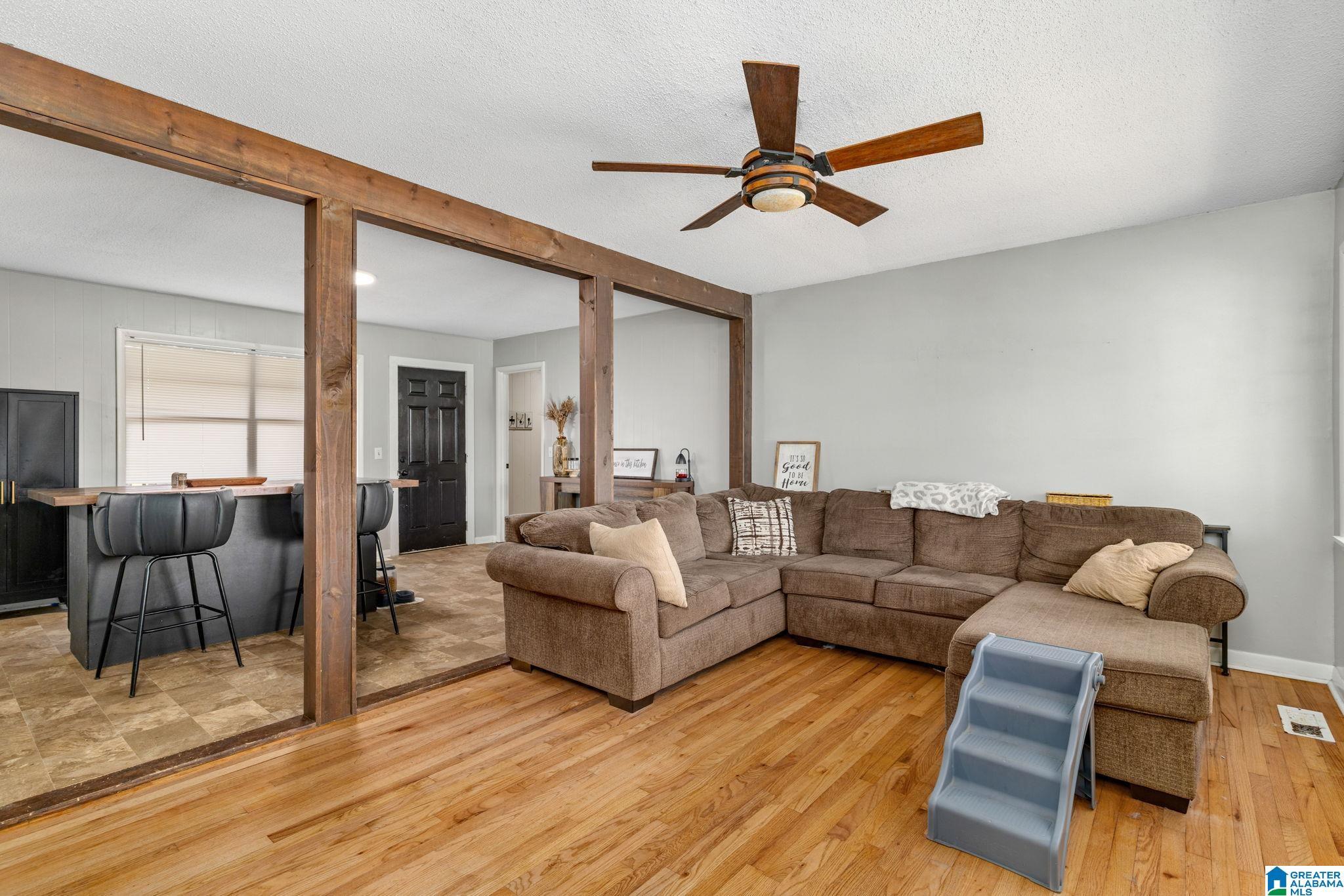 Image 4: Living Room