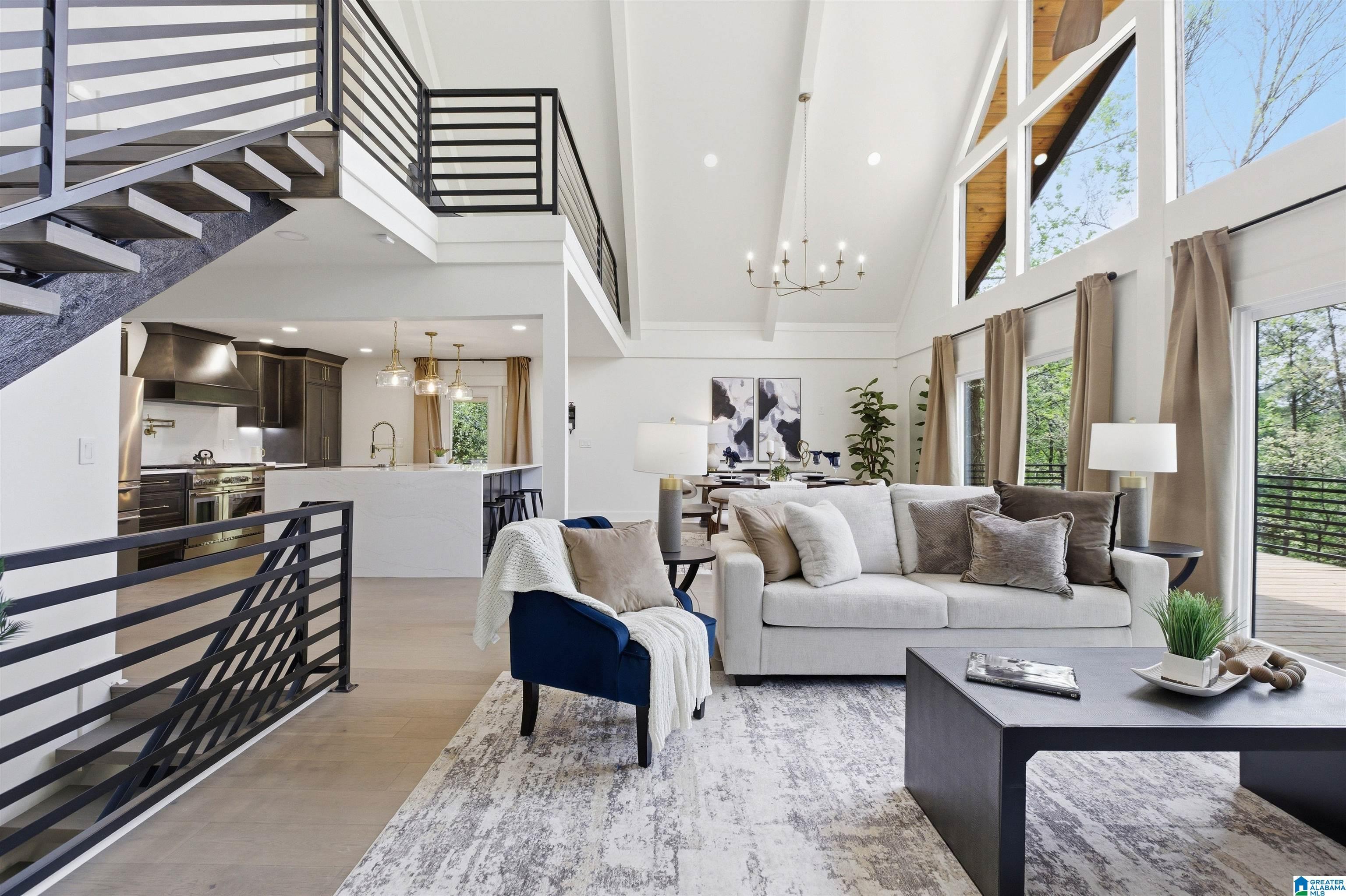 Image 4: Living Room