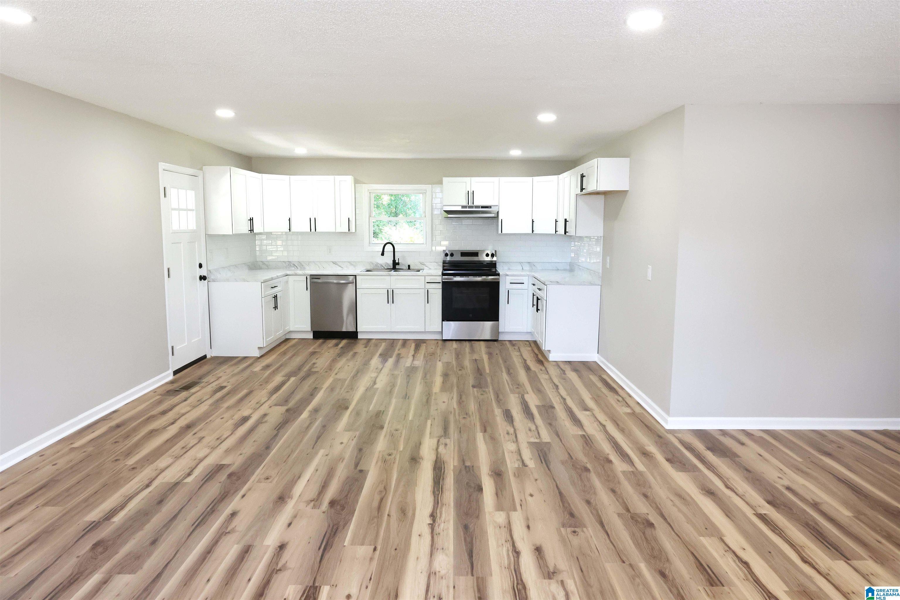 Image 4: Kitchen