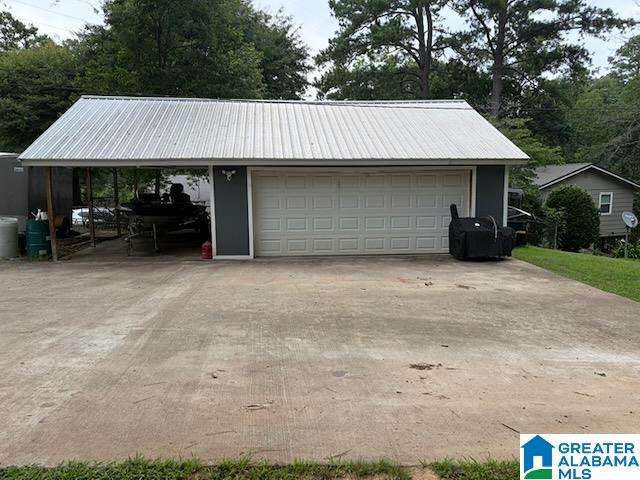 Image 3: Garage