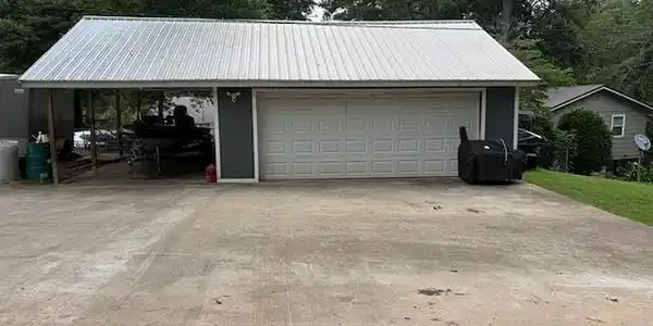 Image 3: Garage