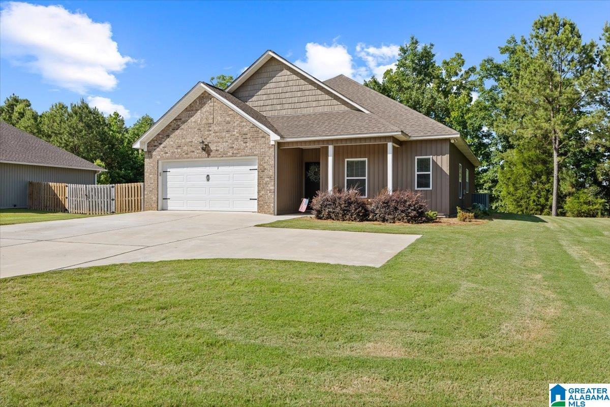 Image 4: Beautiful Yard!