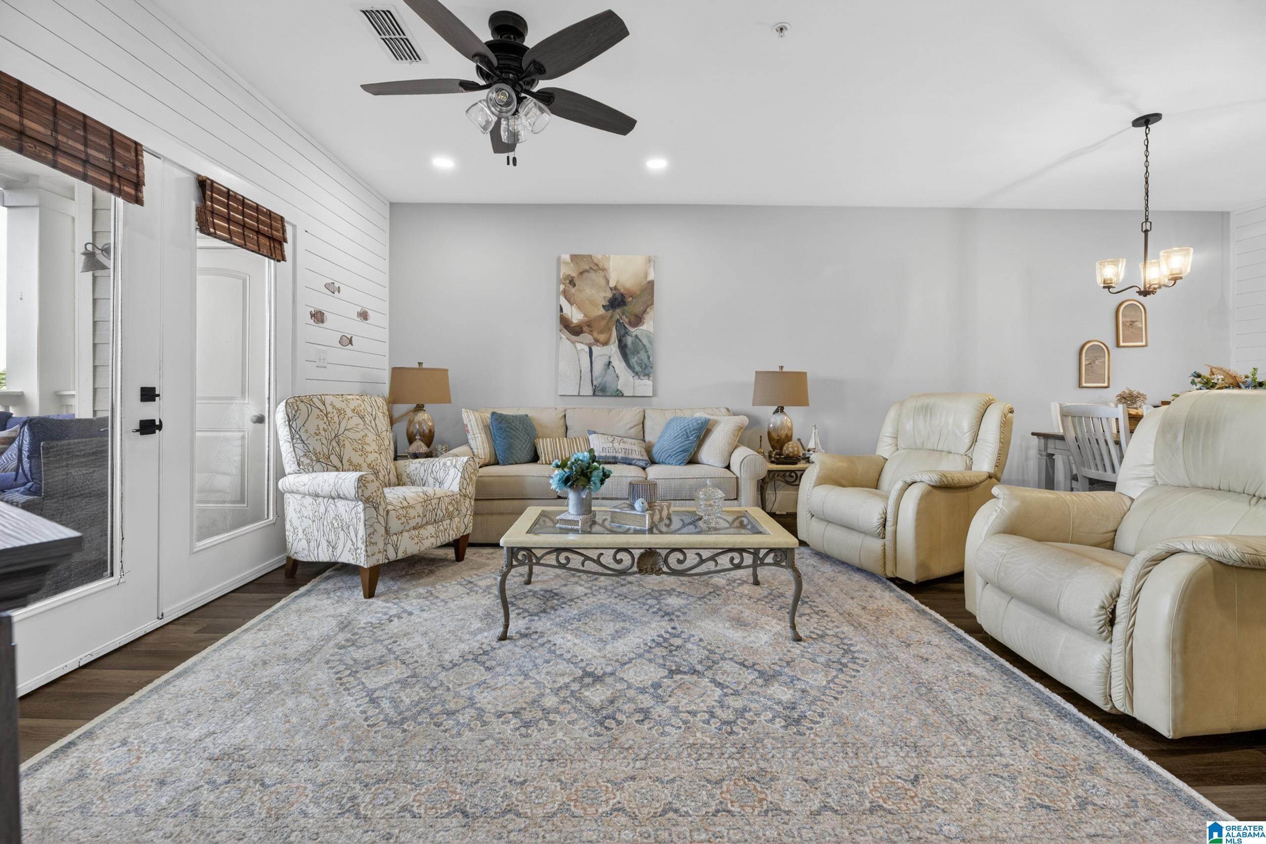 Image 4: Living Room