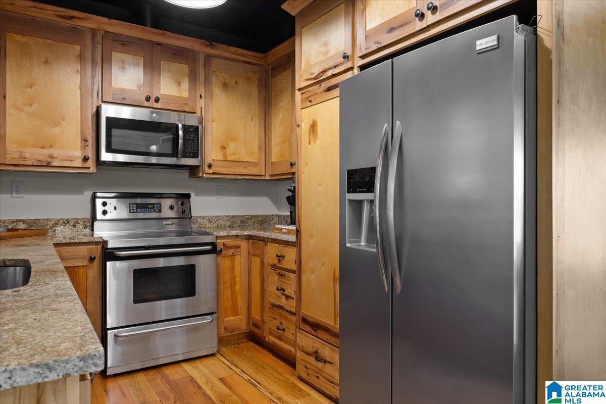 Image 4: Kitchen