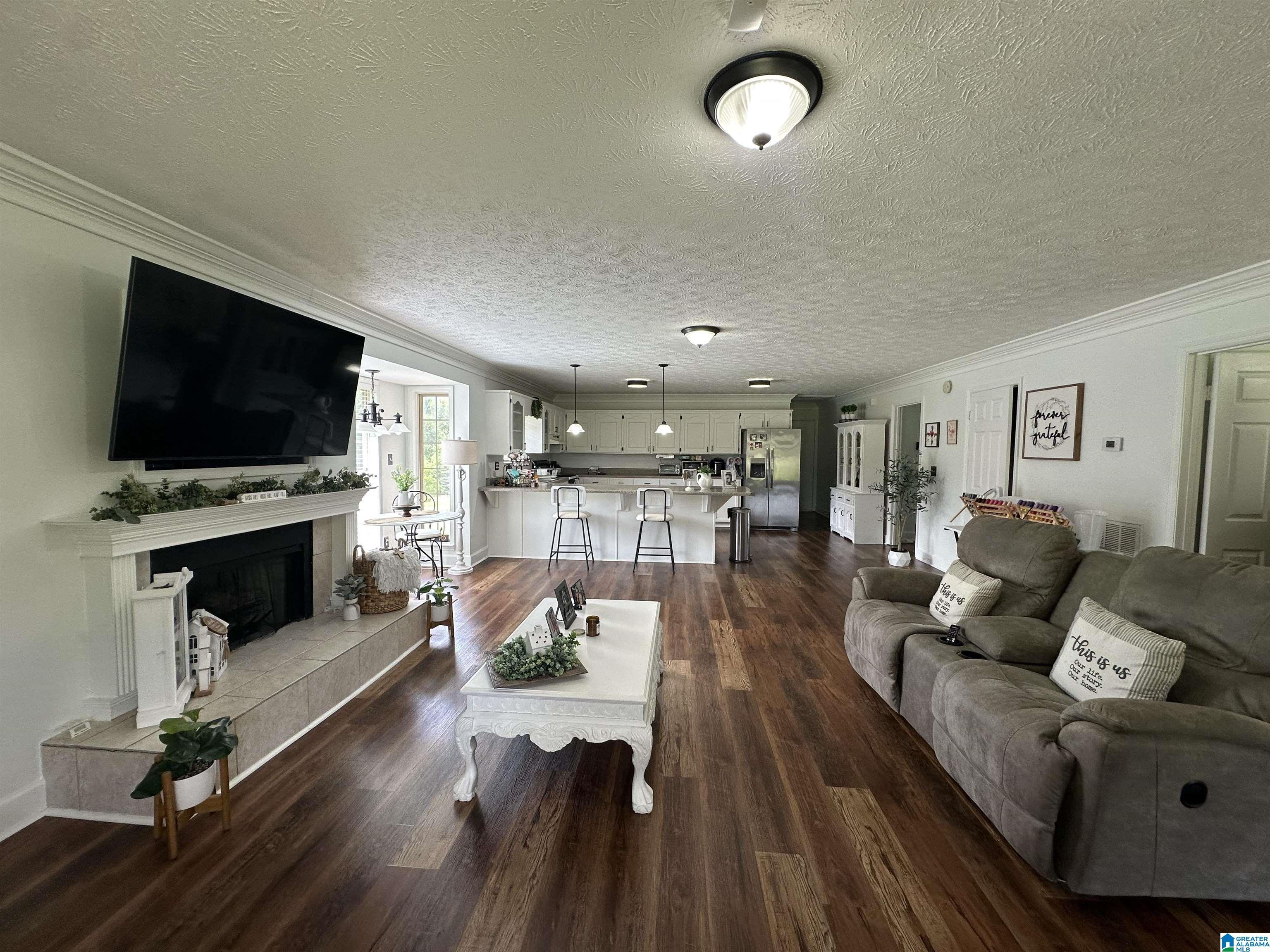 Image 3: Living Room