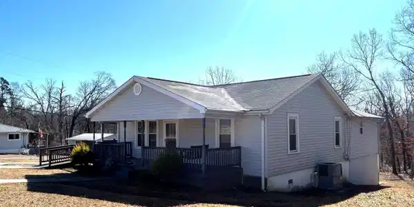 902 IVY STREET