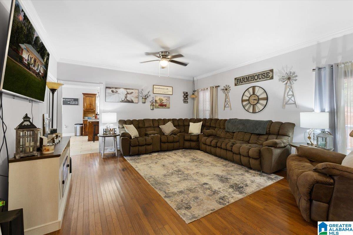 Image 4: Living Room