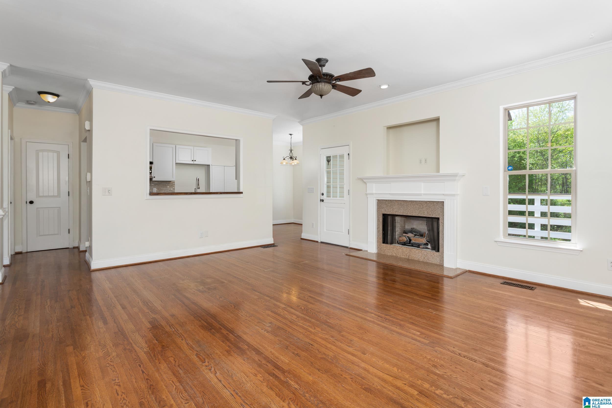 Image 4: Living Room