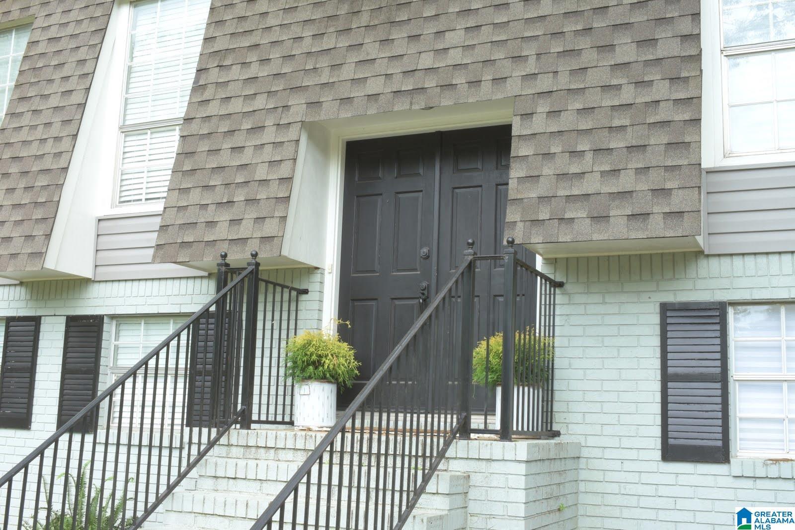 Image 1: Split-level for maximum space and privacy.