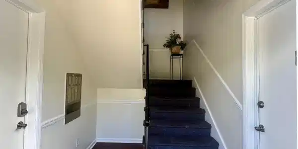 Image 2: Great foyer with mailboxes