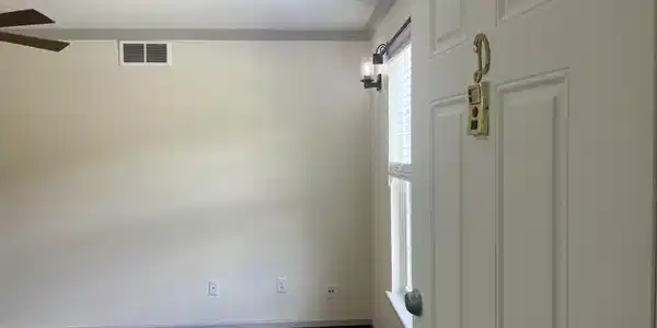 Image 4: Great entry into the home