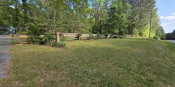 Image 4: Yard