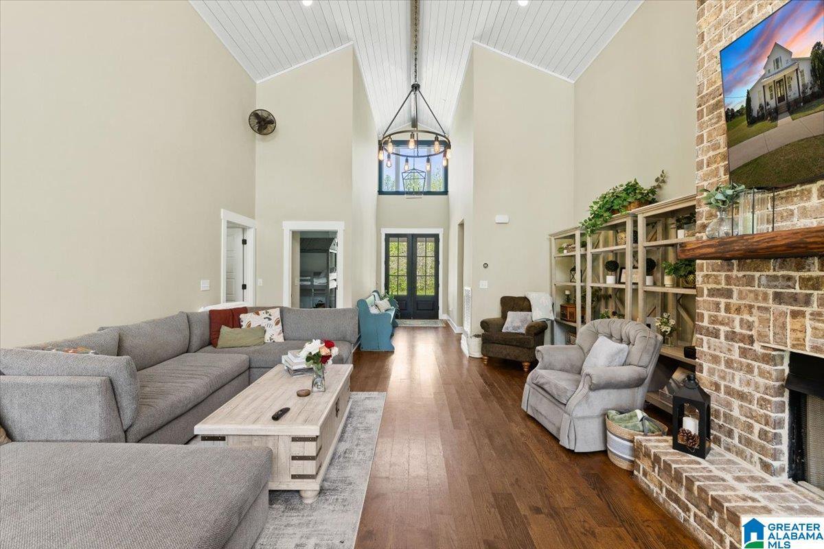 Image 4: Living Room